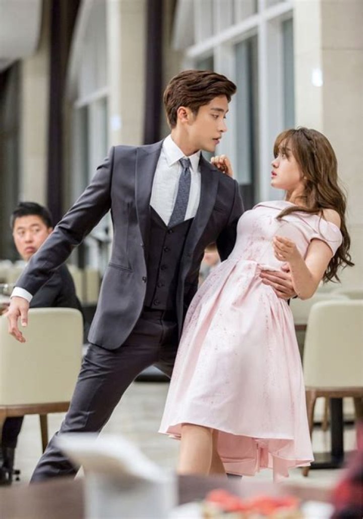 
Sung Hoon’s Dating Status Sung Hoon’s Previous Relationships 